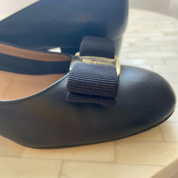 Ferragamo Vara Bow Pump - Picture 5 of 10